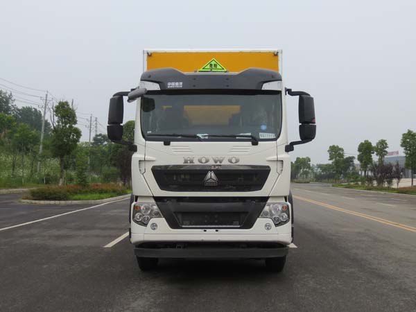 國五重汽T5G軸易燃液體廂式運輸車(chē)(13噸)