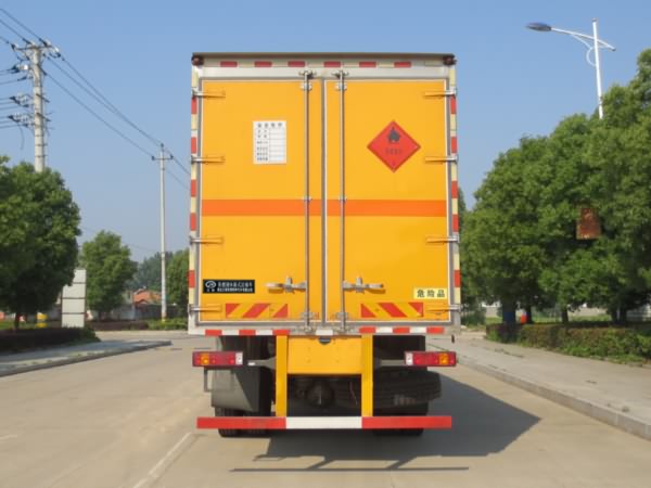國五重汽豪沃15噸易燃液體廂式運輸車(chē)